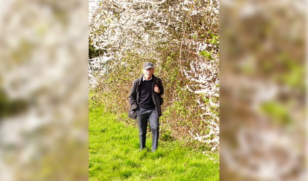 <p>John Jansen van Galen tijdens een van zijn wandelingen.</p>
