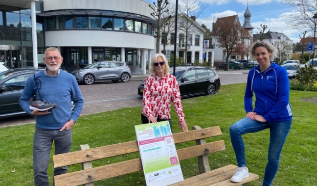 Sportwethouder Joke Kruit draagt de aangepaste Schager Wijkenloop-weken een warm hart toe. De organisatie is in handen van Co Wiskerke (TAS82) en Monique de Vries (Team Sportservice)