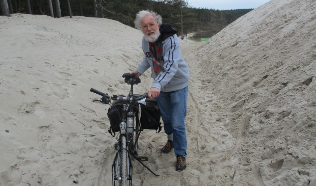 <p>Reijnoud de Haan van de Fietsersbond in het zand van de Bleidensteinsweg</p>