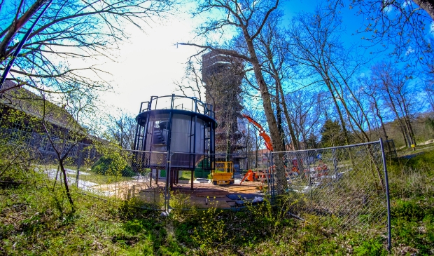 <p>De voormalige watertoren van Duin en Bosch nu nog in de steigers, maar In september gereed. </p>