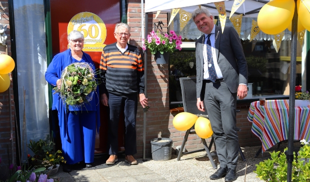 <p>Waarnemend burgemeester Wimar Jaeger kwam op visite, maar wel op corona-afstand.</p>