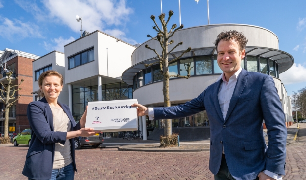 <p>Sabine van Zuydam reikte het certificaat uit aan Jelle Beemsterboer.</p>