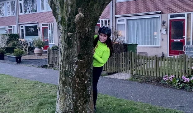 <p>Buurtsportcoach Marjolein Hagen beeldt een van de vossen uit die je tegen kunt komen.</p>