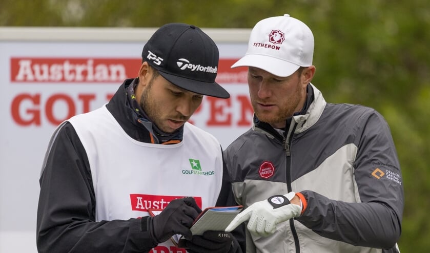 Wil Besseling overlegt met zijn nieuwe caddie Martijn van Oosterhout. ,,Hij is een supergoeie gozer, een toevoeging aan mijn spel op de baan en daarbuiten. We zijn een echt team, en zijn elke dag bezig om samen beter te worden.’’