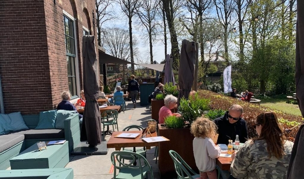 <p>Even na twaalven namen de eerste gasten plaats op het terras van De Smaeckkamer in Beverwijk.</p>