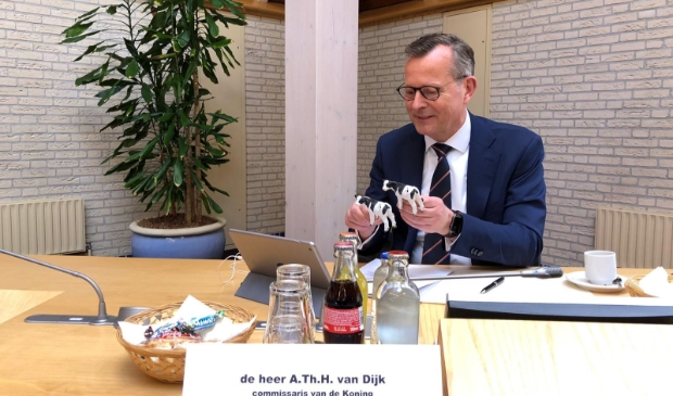 <p>Commissaris van de Koning Arthur van Dijk overhandigde een symbool met agrarische achtergrond, die tevens de verbinding met Purmerend aangeeft.</p>
