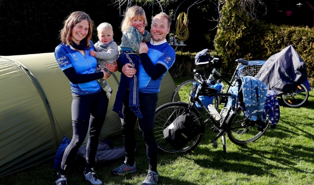 <p>Lilian met Simme, Suze, en har man Janpeter fietsen heel Nederland rond om geld in te zamelen voor stichting IJM.</p>