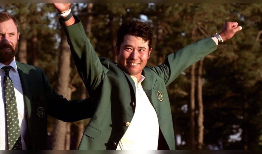 Hideki Matsuyama jubelt nadat hij door Dustin Johnson in het groene jasje is geholpen.