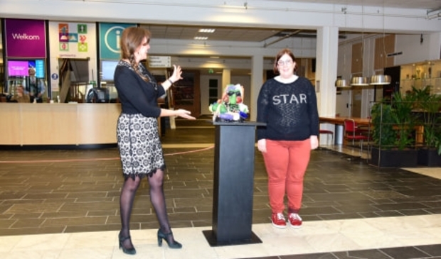 <p>Wethouder Cultuur Marja Ruigrok (links) en kunstenares Lonneke de Vlieger.</p>