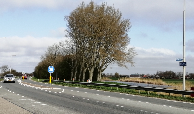 <p>De bewuste bocht waar al menig automobilist uitgevlogen is. De druppel en opzetstrook zijn niet opgenomen in de plannen van de provincie.</p>