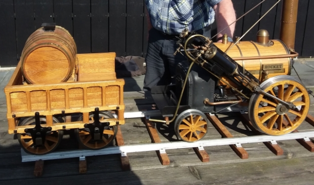 <p>Het model van de vermaarde Rocket locomotief van Stephenson, de eerste ‘moderne’ stoomlocomotief uit 1829.</p>