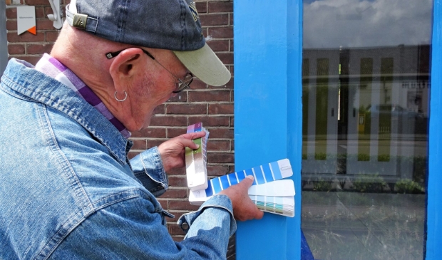 <p>Hans Tepe zoekt naar de juiste kleur blauw in Drachten.</p>