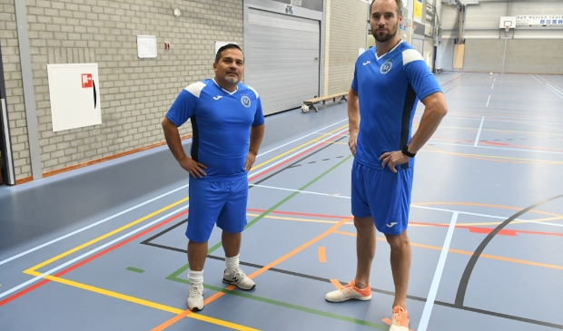 <p>Carlo van der Waals (l) draagt het trainersstokje over aan Jeroen de Groot.</p>