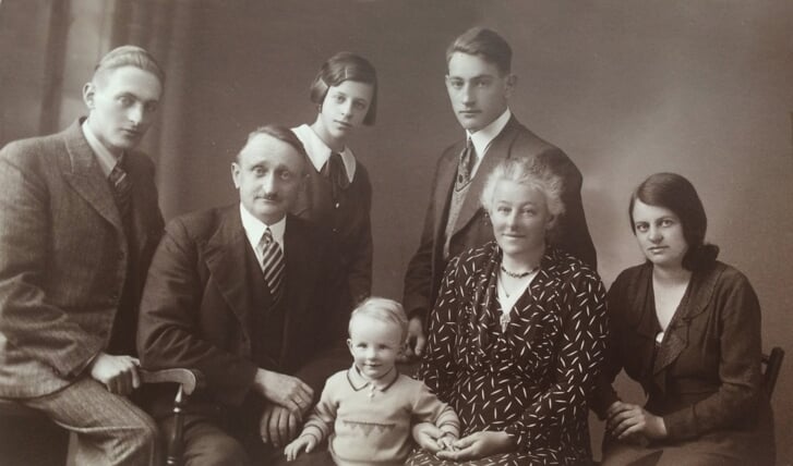 Foto uit 1936 van de familie Kort, v.l.n.r.: Jan, vader Simon, Pietje, Ali, Klaas, moeder Pietertje en Griet.
