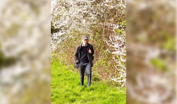 <p>John Jansen van Galen tijdens een van zijn wandelingen.</p>