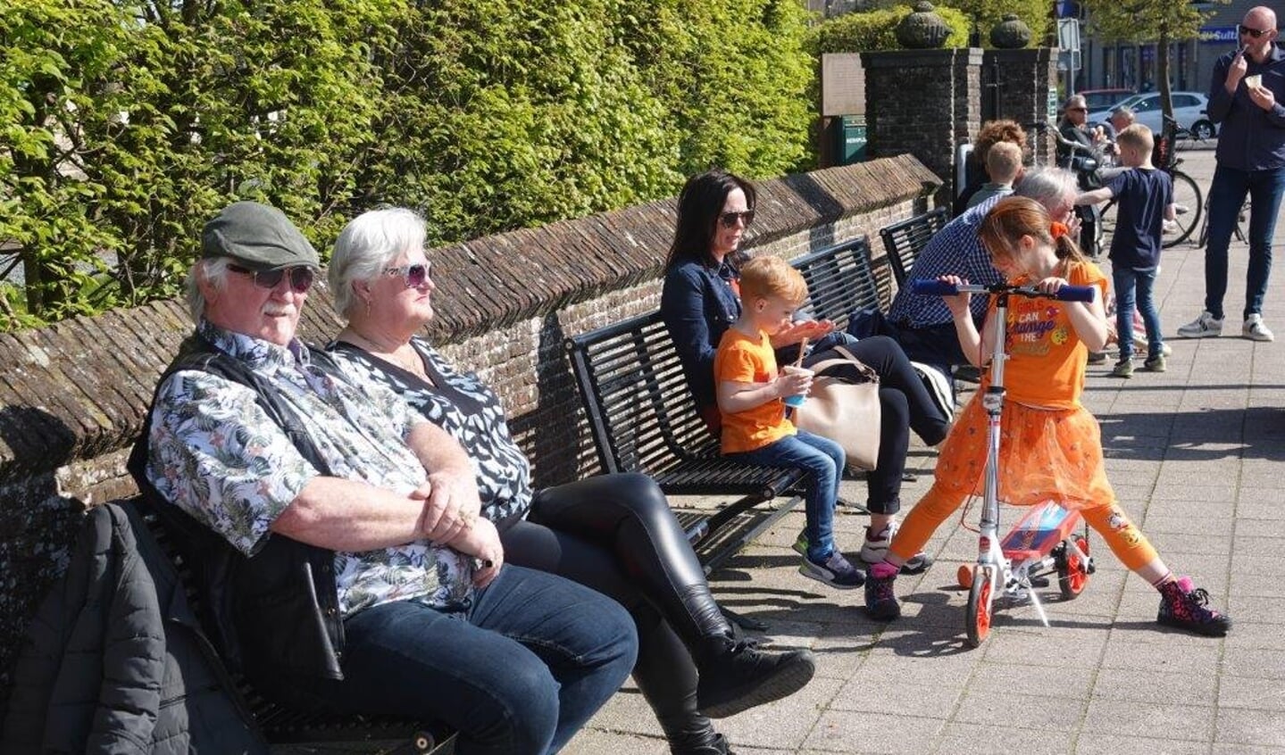 Op een bankje in Heemskerk genieten van de zon.