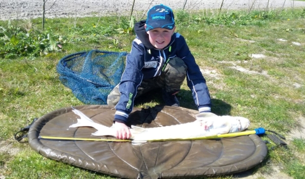 <p>Joost met zijn gevangen vis van maar liefst 110 cm.</p>