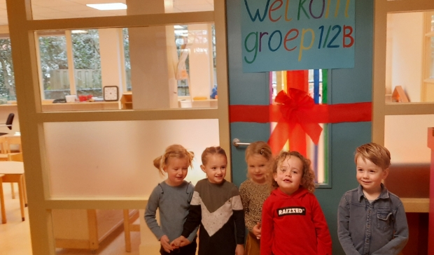 <p>Teun de Jagerschool. Kleuters voor het nieuwe extra lokaal</p>