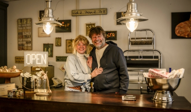 <p>Tilly en Eddy in hun vintagewinkel: De winkel is van Tilly, maar eigenlijk doen ze het met z’n tweeën. </p>