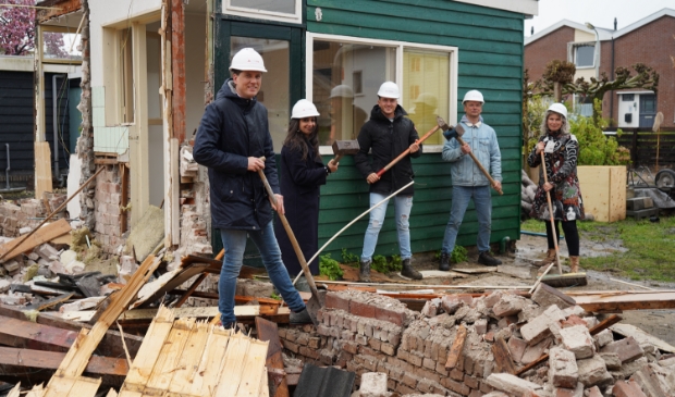 <p pstyle="PLAT">Wethouder Songül Mutluer geeft samen met de bewoners het startsein voor de start van de sloop.</p>