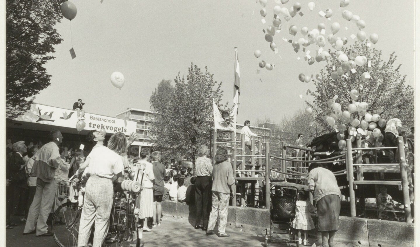 Koninginnedag op basisschool de Trekvogels in 1990. 