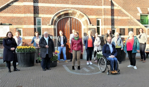 <p>Zij steunden de motie. Op de achterste rij van links naar Barbara Jonk (Beemster Polder Partij), Kathleen Visser (Leefbaar Purmerend), Bram Buskoop (Gemeentebelangen Purmerend), Cees van Urk (Ouderenpartij AOV Purmerend), Nicole Moinat (PVV), Theo de la Haye (Partij voor Socialer Purmerend), Rianne de Wit (VVD Beemster). Op de voorste rij, eveneens v.l.n.r.: Nadine Hut (D66), Annemiek Nuijens (CDA), Trees Lamers (GroenLinks), Natalie Saaf (PvdA), Melvin Smid (Stadspartij), Netty Rutz (PvdA/GroenLinks Beemster), Carla Brocken (GroenLinks).</p>