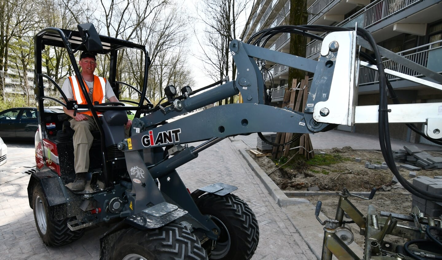 De elektrische shovel waarmee de oude straatklinkers zijn weggehaald. Hij wordt ook ingezet voor de aanleg van het nieuwe wegdek. Geen dieselwalm, geen geluidsoverlast. 