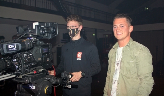 <p>Onder de artiesten van Unlocked is de Alphense zanger Menno Aben, hier bij de opnames in het Flora Theater.</p>