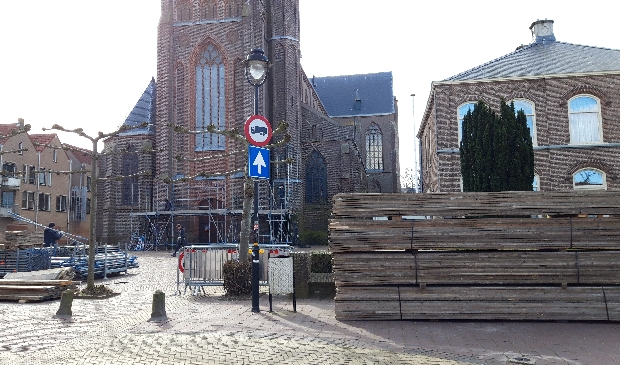 <p>De voorkant staat sinds vandaag in de steigers.</p>