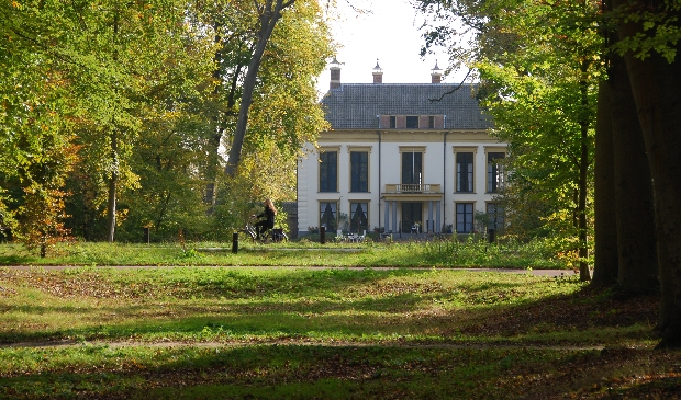 <p>Frequente bezoekers van het landgoed geven aan dat de aantrekkelijkheid van Nijenburg verloren gaat bij sluiting van de huidige spoorwegovergangen.</p>