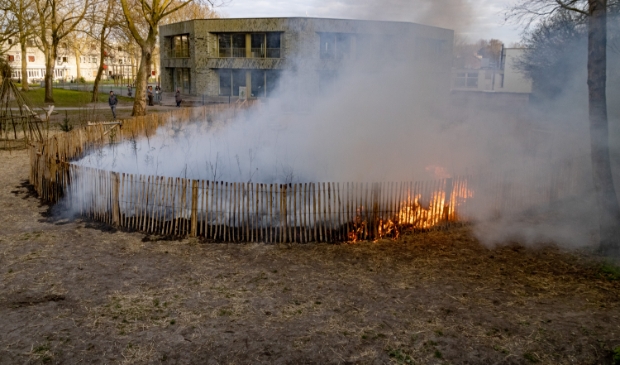 Hoe de brand ontstond, is nog niet duidelijk.