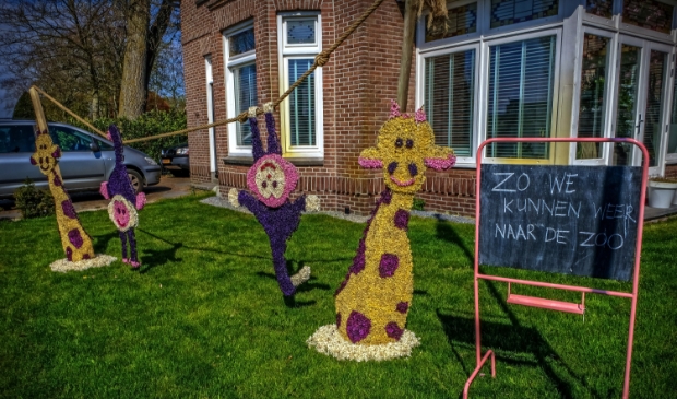 <p>Aan de Rijksweg staat een kunstwerk van hyacintenknoppen.</p>