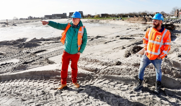 <p>Wethouder Arthur Helling (l) en realisatiemanager Robert van 't Riet op de plek waar de oeverdijk aangelegd wordt.</p>