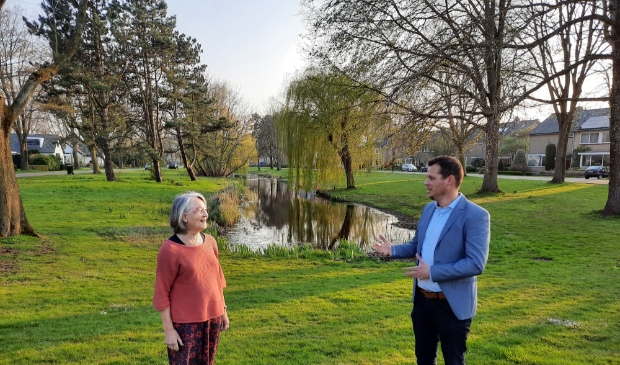 <p>Ria van de Velde-Hardeman, coördinator en voorzitter David Koppes kunnen met de stichting Vrijwilligers Palliatieve en Terminale zorg Heiloo (VPTZ) ook in de laatste fase van het leven waardevol laten zijn.</p>