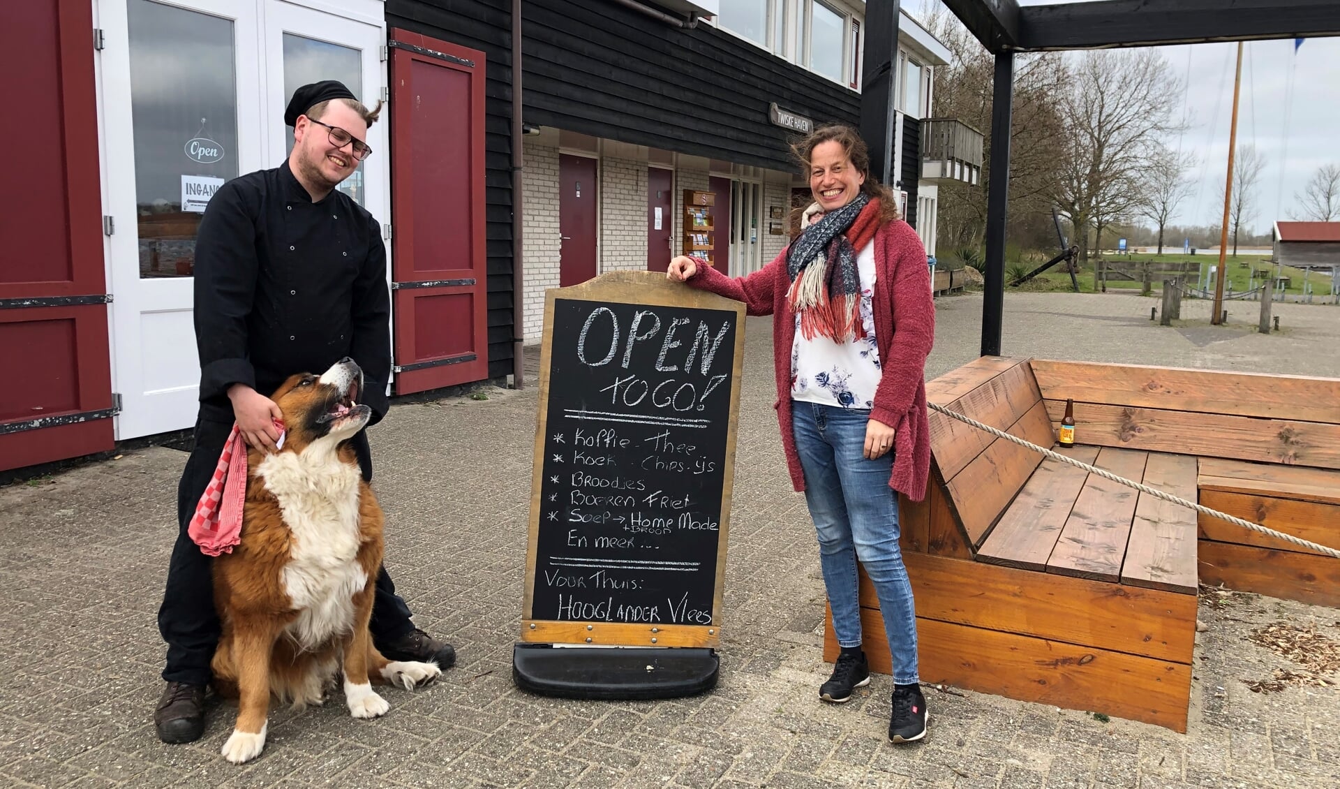 Kok Sam Westerneng en eigenaar Katja Kapteijns houden de moed erin. De bedrijfshond ook.