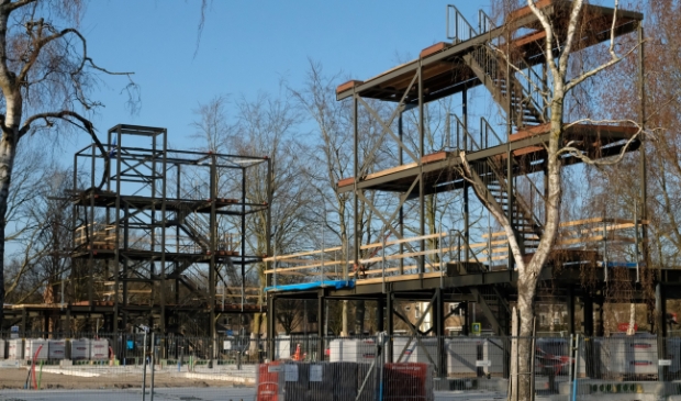<p>Het raamwerk van de nieuwe houtbouw op de Pierebaan staat al. </p>
