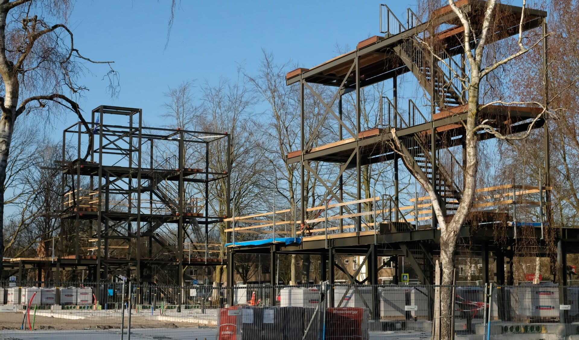 Het raamwerk van de nieuwe houtbouw op de Pierebaan staat al. 