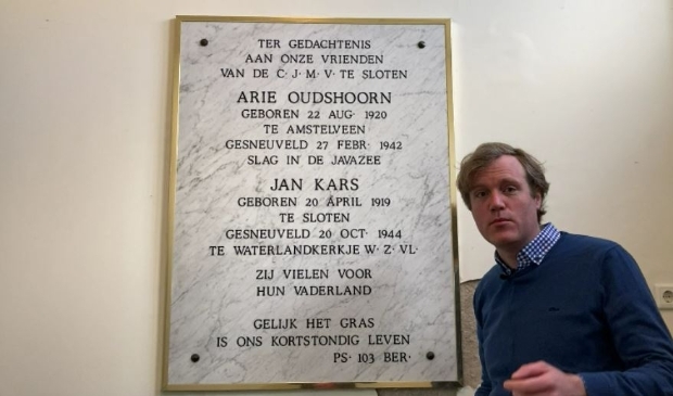 <p>Dominee Martijn van Leerdam bij de plaquette in de Sloterkerk.</p>