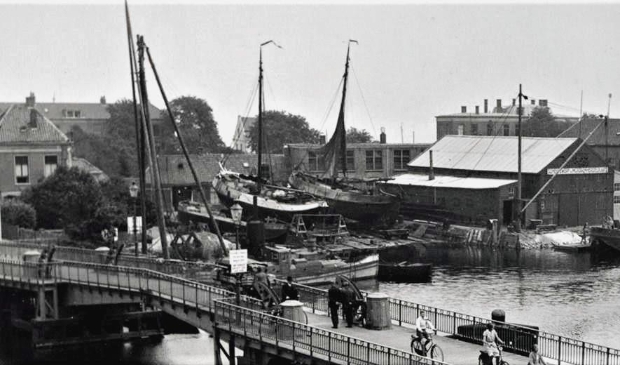 <p>Ankerparkbrug met rechts scheepswerf Visser.</p>