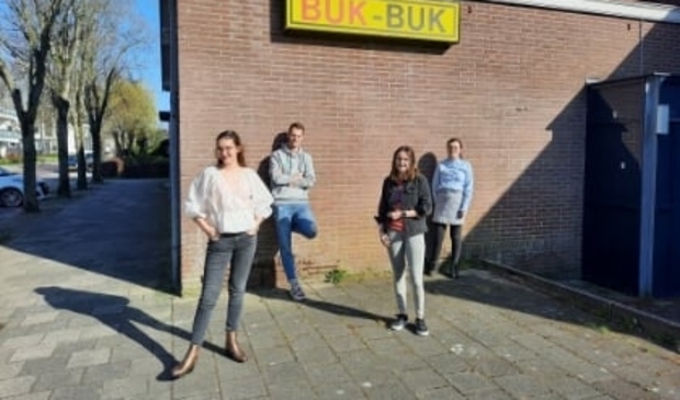 <p>v.l.n.r. Denise, Maarten, Sanne en Delphine voor hun roemruchte uitvalsbasis.</p>