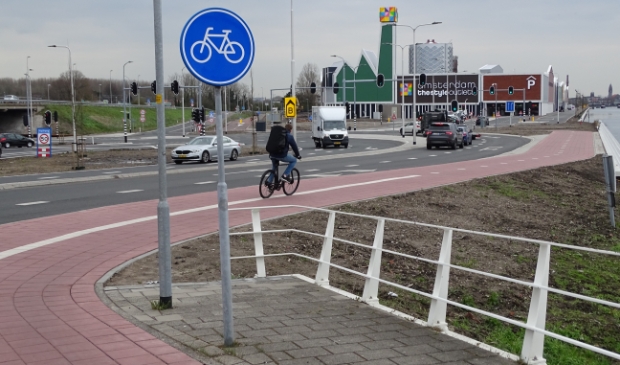 <p>De outlet, onbereikbaar voor voetgangers.</p>