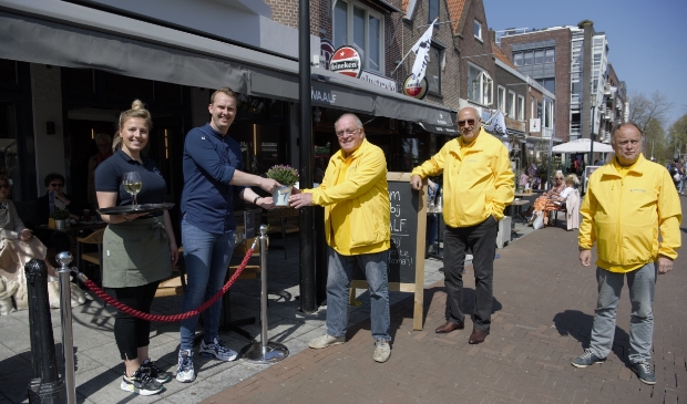 <p>Wout Zeekant overhandigt Sven Tishauser van Twaalf een plantje. naast hem Ed Vredeling en Hans Wessels.</p>