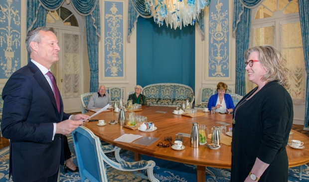 <p>Inge Liefhebber wordt beëdigd als nieuwe strandvonder.</p>