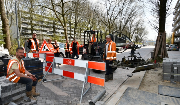 <p>De ploeg van gebroeders Van der Veekens op het eerste deel van de nieuwe bestrating in Rooswijk. </p>