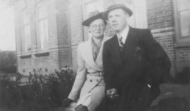 Gerrit Dekkers met zijn geliefde Sientje Meijaard, december 1941.