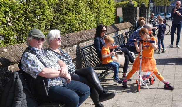 <p>Op een bankje in Heemskerk genieten van de zon.</p>