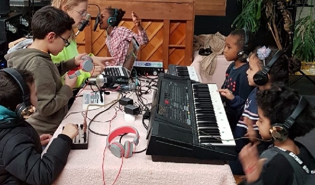 Kinderen maken radio.