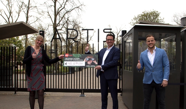 <p>Ekelien Henderson van Artis en Marco Maatman en Jeffrey Peereboom van DekaMarkt tonen trots het resultaat van hun actie.</p>