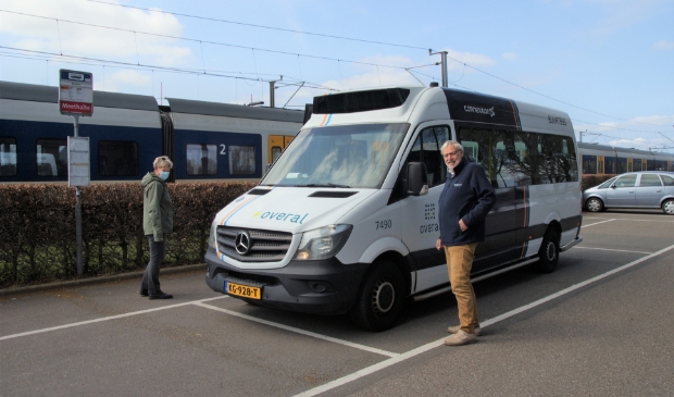 <p>Chauffeur Jaap van Baarsen van lijn 417 wachtend op passagiers van de trein op het station Obdam.</p>