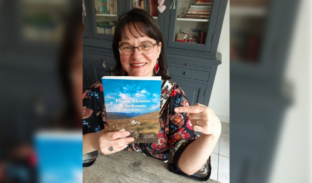Marieke toont trots het eerste exemplaar van haar boek.